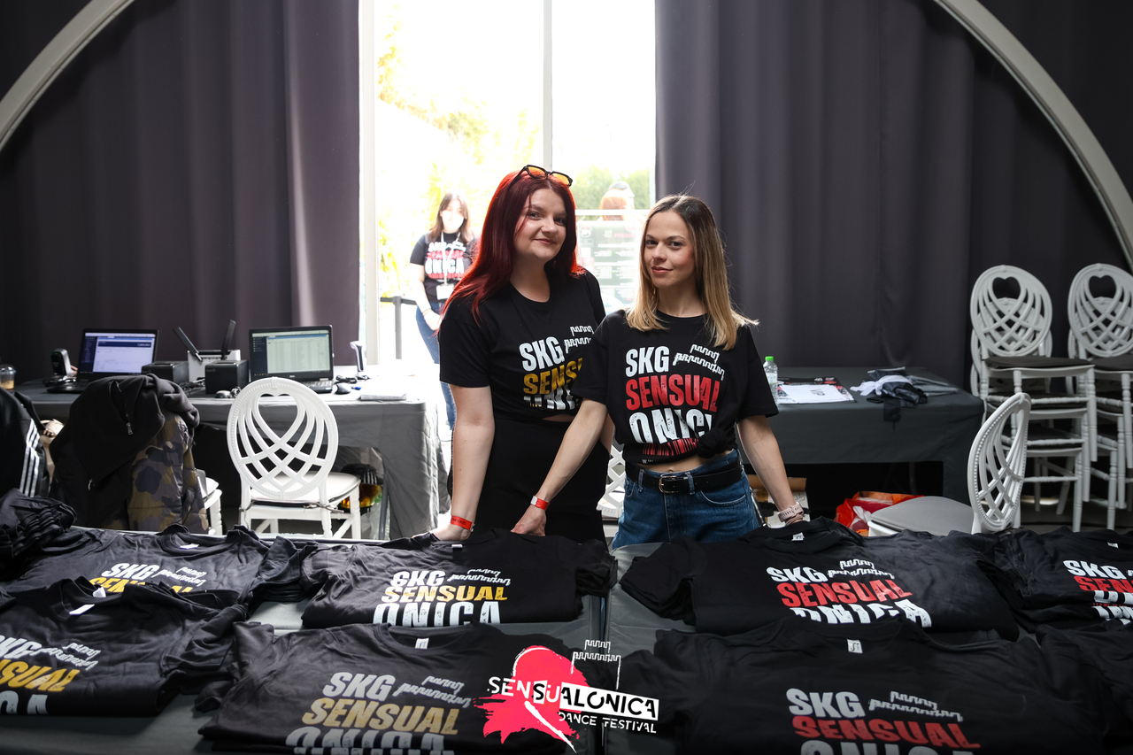 Δύο μέλη της ομάδας του Sensualonica με festival t-shirts