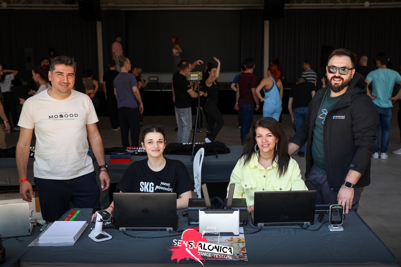 Ομάδα του Sensualonica στο registration desk