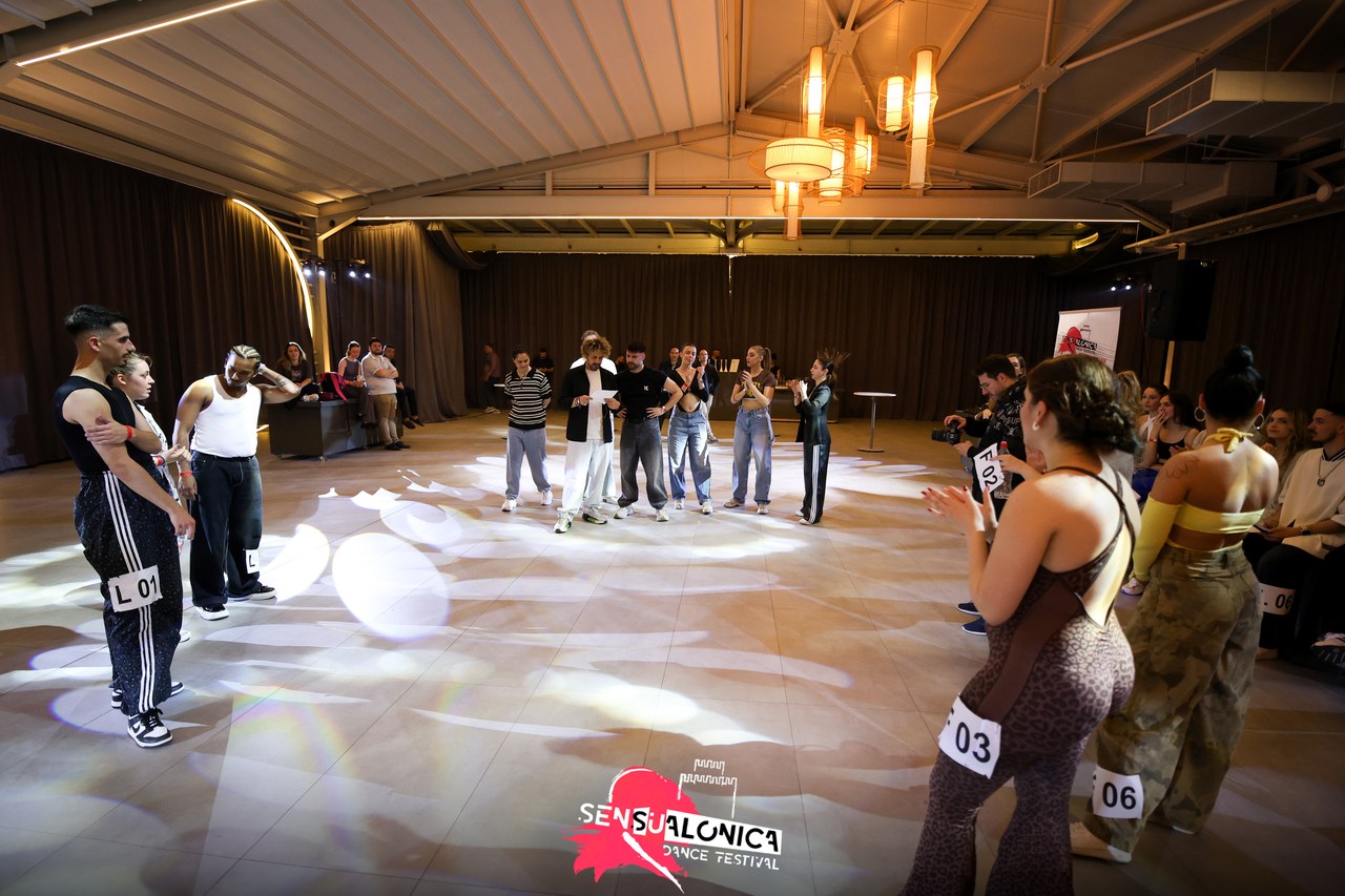 Πολλοί διαγωνιζόμενοι χορεύουν μαζί στο Bachata Jack & Jill του Sensualonica