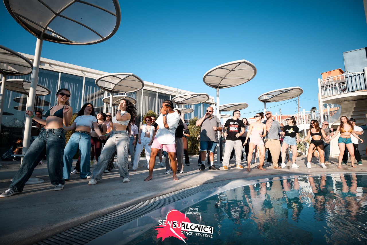 Poolside χορός στο Sensualonica το Σάββατο