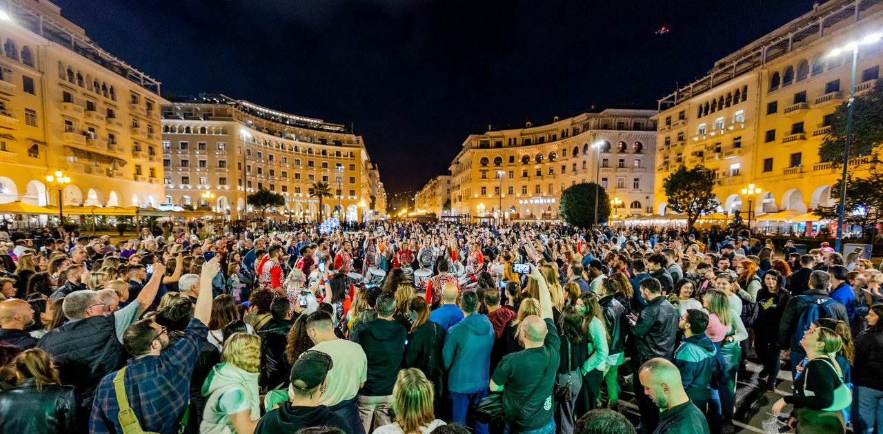 Large outdoor Sensualonica dance gathering at Aristotelous Square